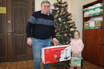 Виталий Коваленко: Продолжаем вручение подарков юным жителям Беловодского муниципального округа в рамках Всероссийской акции «Елка желаний»