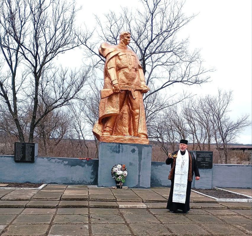 Панихида в селе Плугатарь. 18 января в селе Плугатарь состоялась панихида, приуроченная к освобождению сел Плугатарь и Новоспасовка от немецко-фашистских захватчиков в годы Великой Отечественной войны Панихида в селе Плугатарь. 18 января в селе Плугатарь состоялась панихида, приуроченная к освобождению сел Плугатарь и Новоспасовка от немецко-фашистских захватчиков в годы Великой Отечественной войны