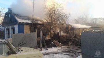 Спасатели МЧС России отстояли от огня жилой дом в Краснодонском округе