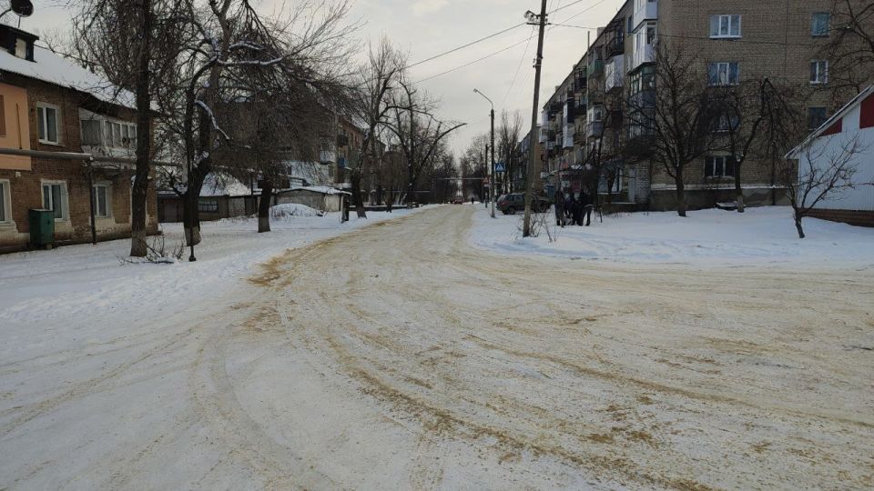 Продолжается работа по расчистке улично-дорожной сети в поселках Продолжается работа по расчистке улично-дорожной сети в поселках