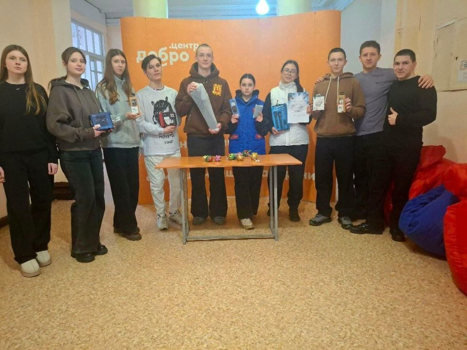 Стахановский центр детского и юношеского творчества получил посылку с техникой из Омской области Стахановский центр детского и юношеского творчества получил посылку с техникой из Омской области