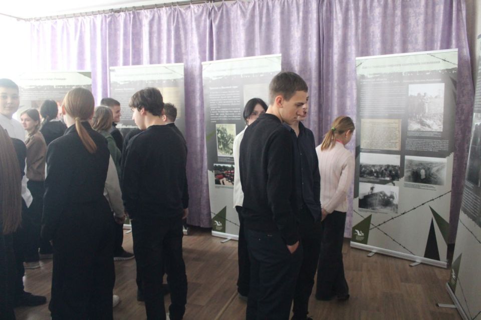 В Лотиковской школе состоялась презентация выставки «Без срока давности» В Лотиковской школе состоялась презентация выставки «Без срока давности»