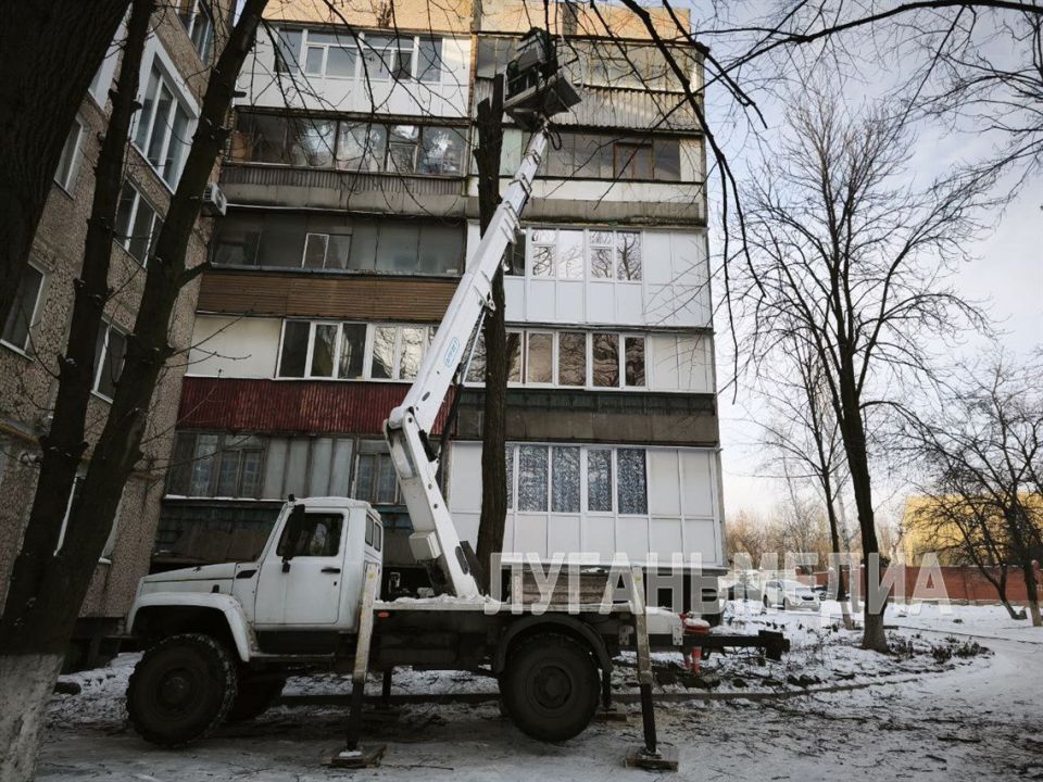 В Антраците проведена работа по спилу и обрезке деревьев В Антраците проведена работа по спилу и обрезке деревьев