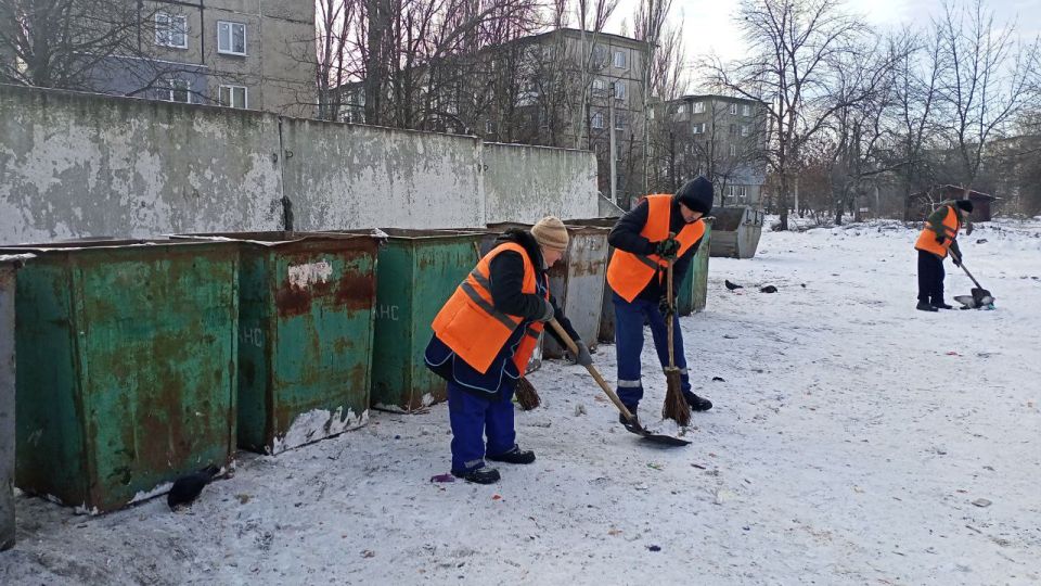Продолжаются работы по уборке и вывозу мусора с территорий площадок накопления твердых коммунальных отходов Продолжаются работы по уборке и вывозу мусора с территорий площадок накопления твердых коммунальных отходов