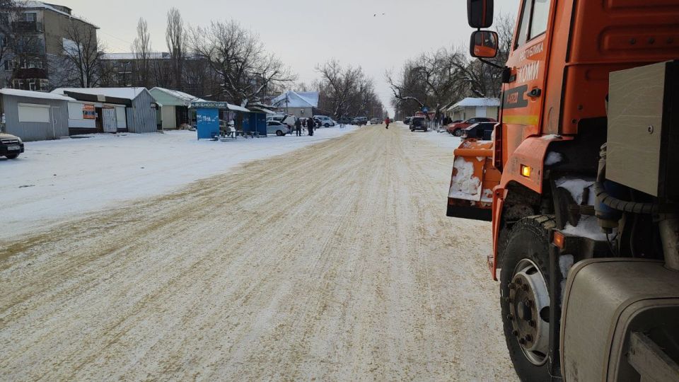 Продолжается работа по расчистке улично-дорожной сети в поселках Продолжается работа по расчистке улично-дорожной сети в поселках