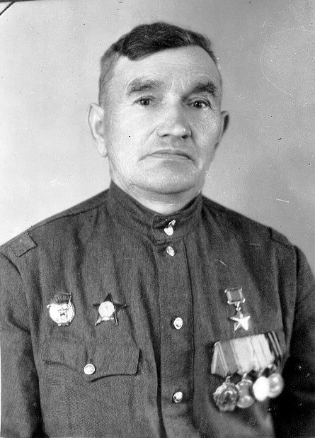 Станица Луганская.. Её имя, как набат, звучит в истории Донбасса. Эти степные просторы, эти берега Северского Донца помнят всё: мирный труд хлеборобов, звонкую тишину детства и внезапно ворвавшийся в жизнь грохот 1941-го Станица Луганская.. Её имя, как набат, звучит в истории Донбасса. Эти степные просторы, эти берега Северского Донца помнят всё: мирный труд хлеборобов, звонкую тишину детства и внезапно ворвавшийся в жизнь грохот 1941-го