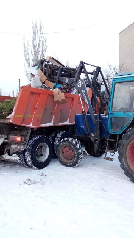 Продолжаются работы по уборке и вывозу мусора с территорий площадок накопления твердых коммунальных отходов Продолжаются работы по уборке и вывозу мусора с территорий площадок накопления твердых коммунальных отходов