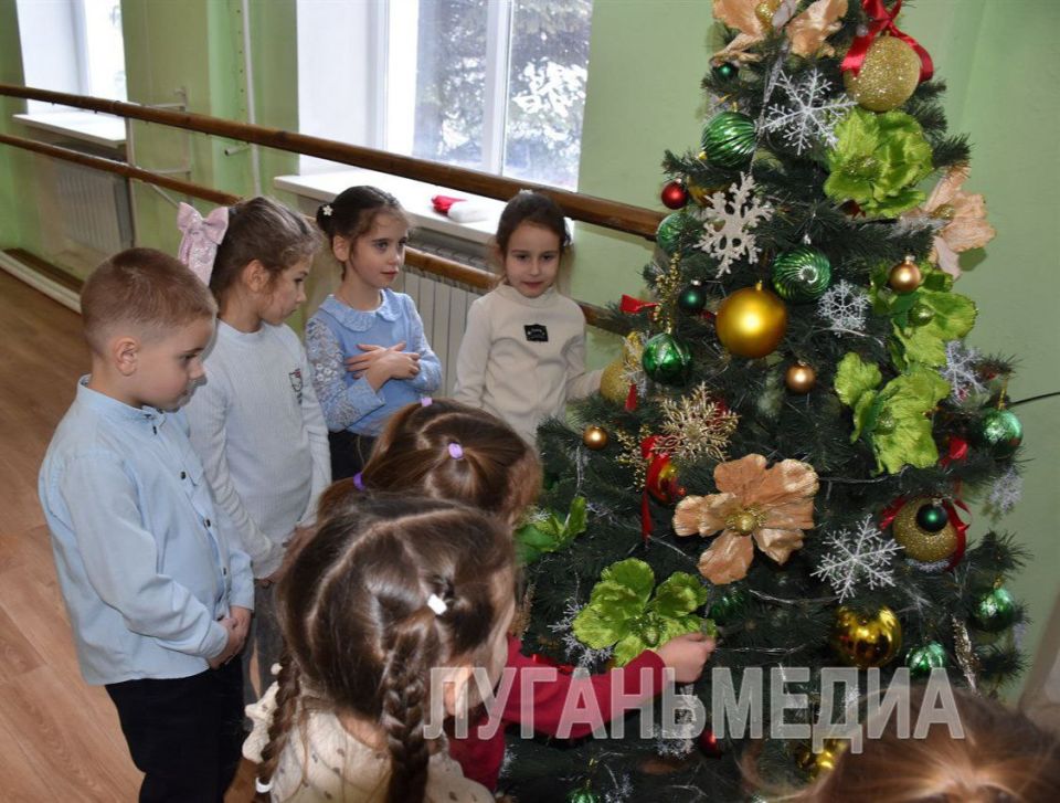 Учащиеся Детской школы искусств города Первомайска попрощались с новогодней елочкой Учащиеся Детской школы искусств города Первомайска попрощались с новогодней елочкой