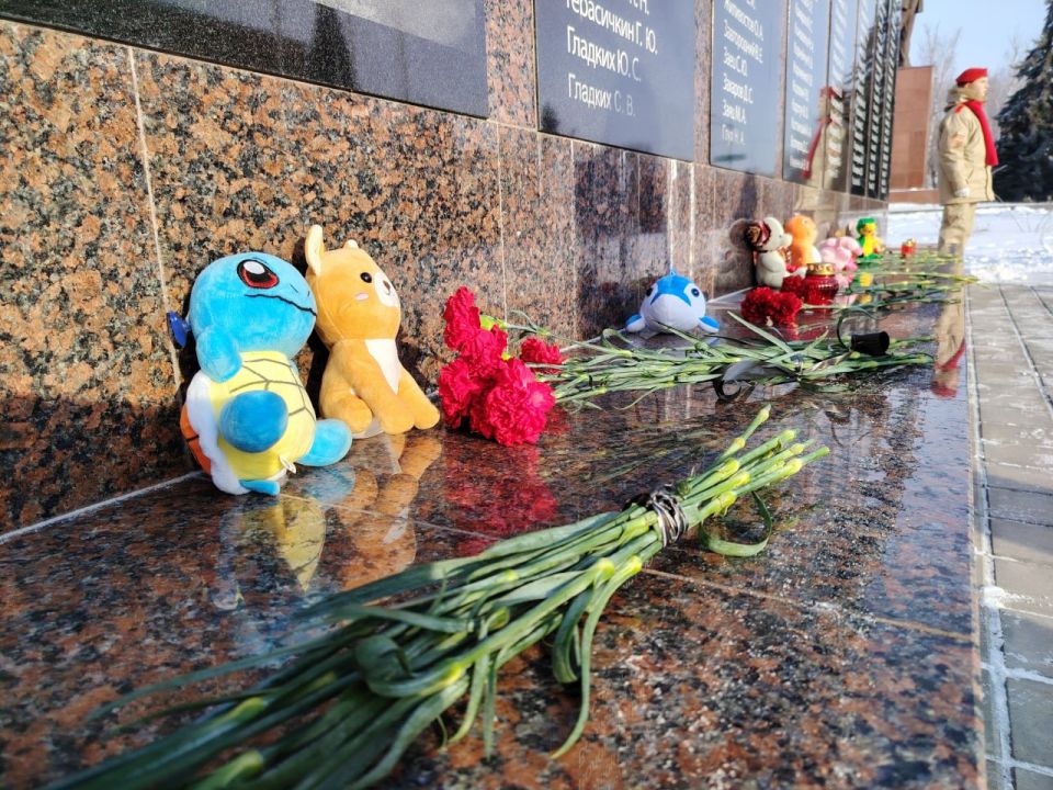 ПАМЯТЬ О ЖЕРТВАХ ОБСТРЕЛА: ПАРТИЙЦЫ, ДЕПУТАТЫ И АКТИВИСТЫ ВОЗЛОЖИЛИ ЦВЕТЫ В СТАХАНОВЕ ПАМЯТЬ О ЖЕРТВАХ ОБСТРЕЛА: ПАРТИЙЦЫ, ДЕПУТАТЫ И АКТИВИСТЫ ВОЗЛОЖИЛИ ЦВЕТЫ В СТАХАНОВЕ