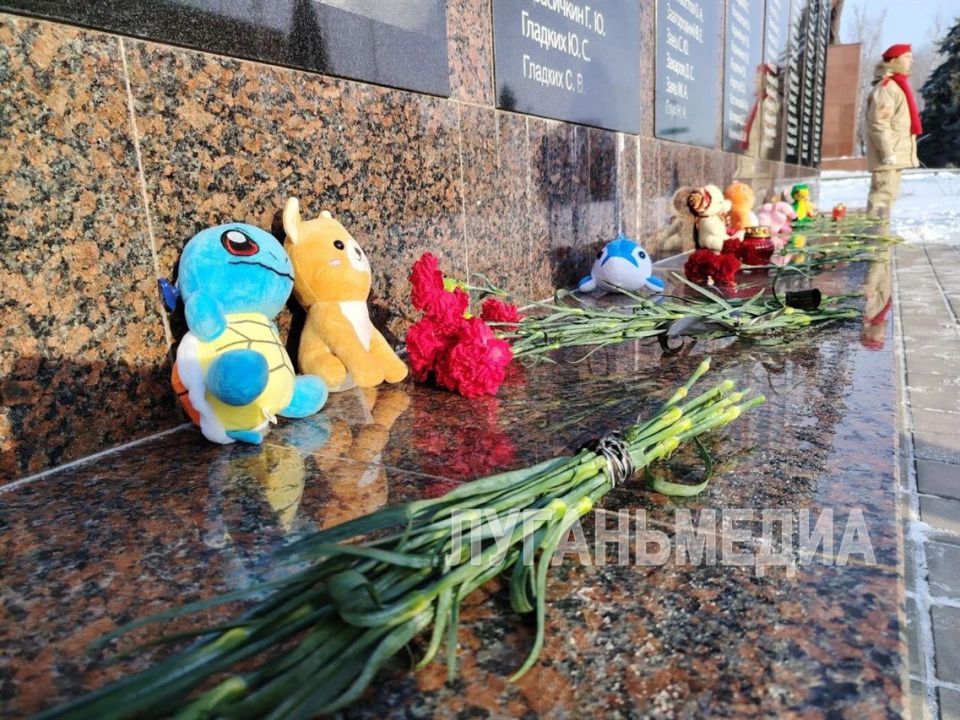 Стахановчане возложили цветы в 11-ю годовщину артобстрела города Стахановчане возложили цветы в 11-ю годовщину артобстрела города