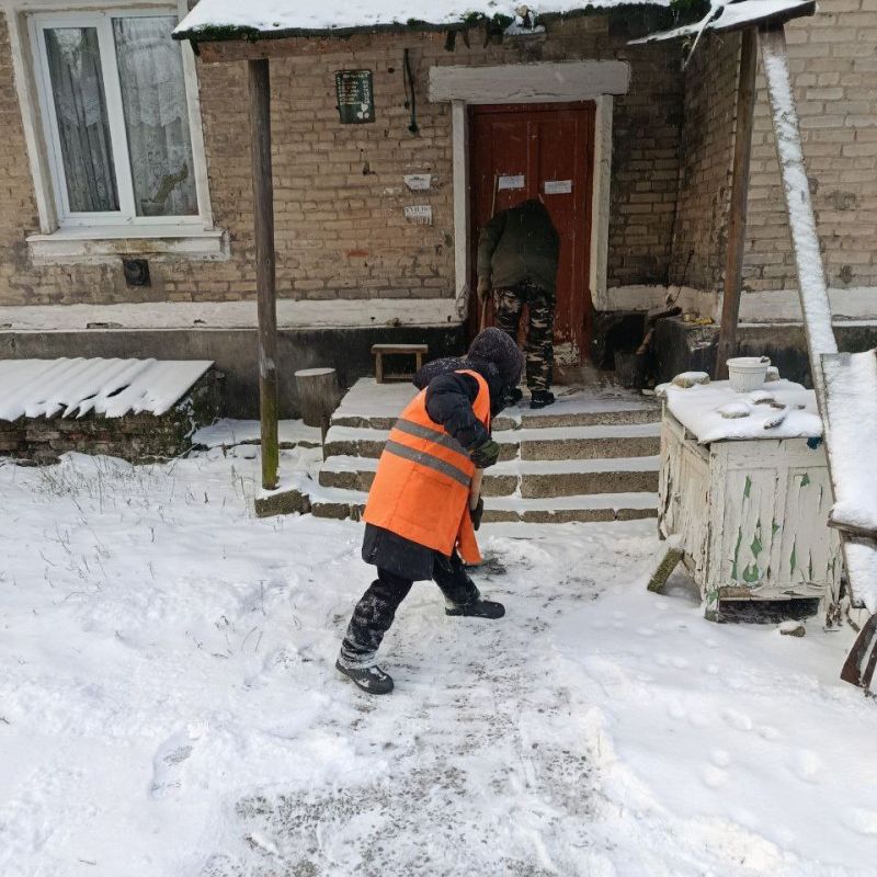 В рамках планового зимнего содержания придомовых территорий дворники Брянковского филиала НКО «Единый региональный фонд по управлению многоквартирными домами ЛНР» продолжают работу по расчистке снега и обеспечению... В рамках планового зимнего содержания придомовых территорий дворники Брянковского филиала НКО «Единый региональный фонд по управлению многоквартирными домами ЛНР» продолжают работу по расчистке снега и обеспечению...