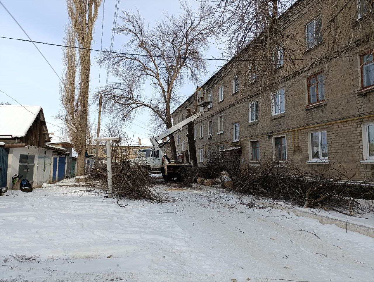 Сергей Крамаренко: С целью предупреждения возможных негативных последствий и причинения вреда жизни, здоровью граждан и их имуществу работниками МУП «Монолит» проводились работы по удалению и обрезке аварийных деревьев на... Сергей Крамаренко: С целью предупреждения возможных негативных последствий и причинения вреда жизни, здоровью граждан и их имуществу работниками МУП «Монолит» проводились работы по удалению и обрезке аварийных деревьев на...