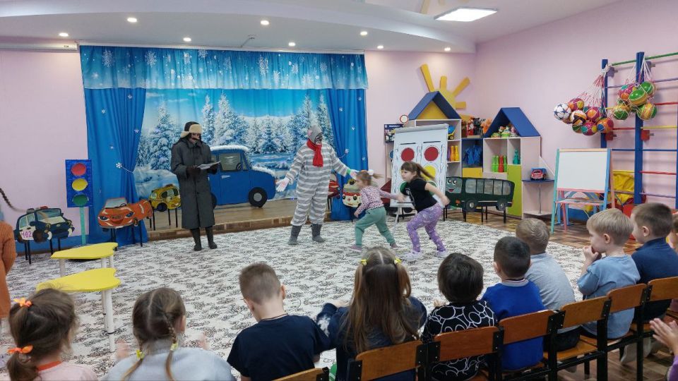 Педагоги ГБДОУ ЛНР «Беловодский ясли-сад №3 «Родничок» провели с детьми старшего дошкольного возраста развлечение "Дорожные приключения в Простоквашино" по обучению воспитанников правилам безопасного поведения на улице Педагоги ГБДОУ ЛНР «Беловодский ясли-сад №3 «Родничок» провели с детьми старшего дошкольного возраста развлечение "Дорожные приключения в Простоквашино" по обучению воспитанников правилам безопасного поведения на улице