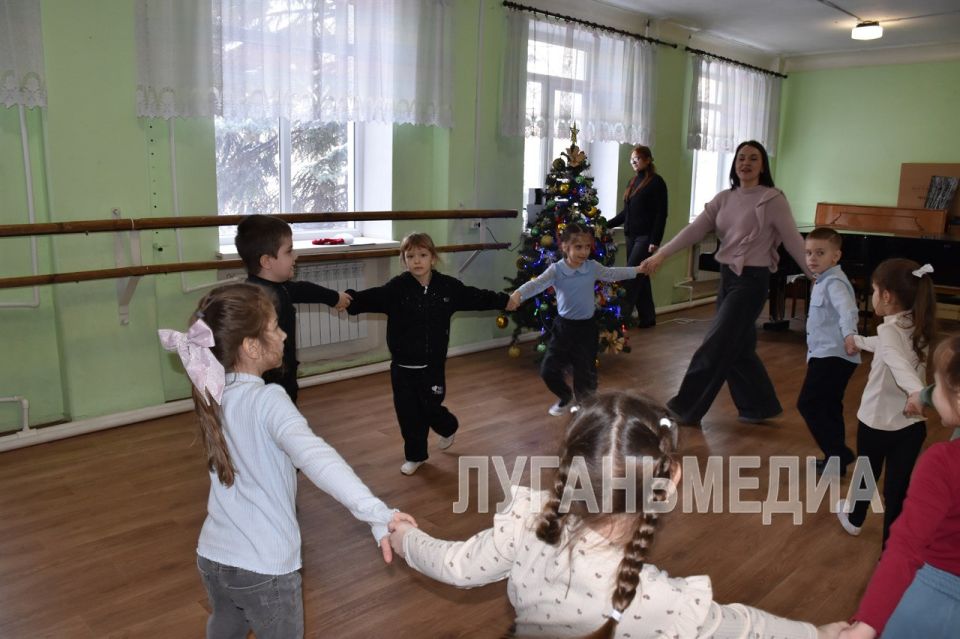 Учащиеся Детской школы искусств города Первомайска попрощались с новогодней елочкой Учащиеся Детской школы искусств города Первомайска попрощались с новогодней елочкой