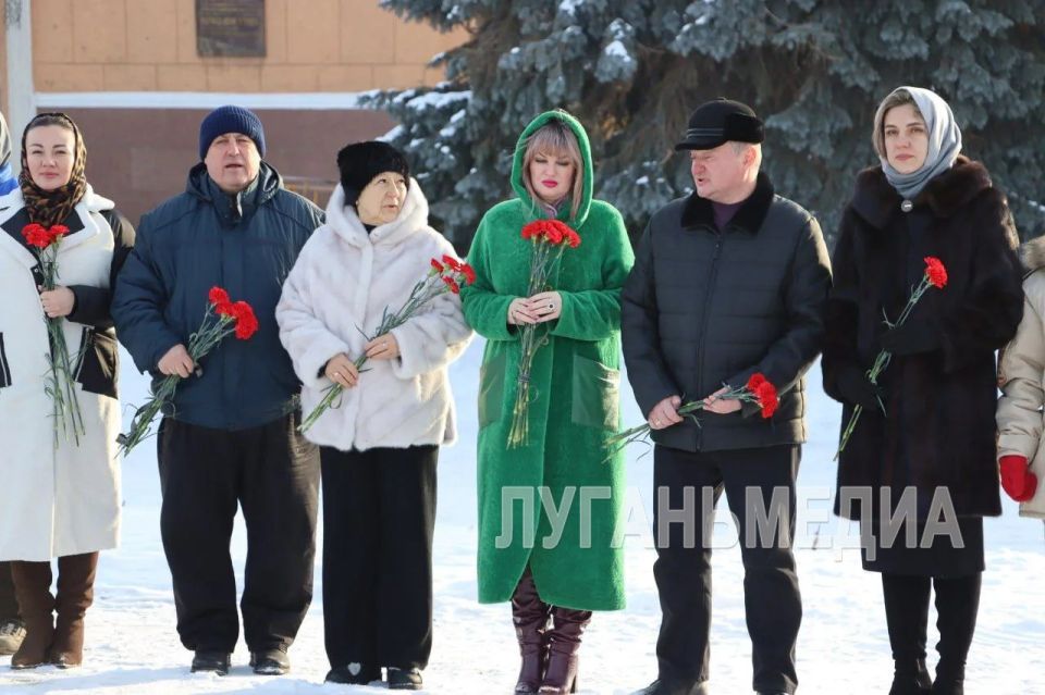 Стахановчане возложили цветы в 11-ю годовщину артобстрела города Стахановчане возложили цветы в 11-ю годовщину артобстрела города