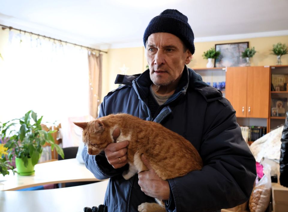 Евгений Шаталин: Уполномоченная по правам человека в Луганской Народной Республике Анна Сорока доставила гуманитарную помощь для жителей пункта временного размещения Евгений Шаталин: Уполномоченная по правам человека в Луганской Народной Республике Анна Сорока доставила гуманитарную помощь для жителей пункта временного размещения