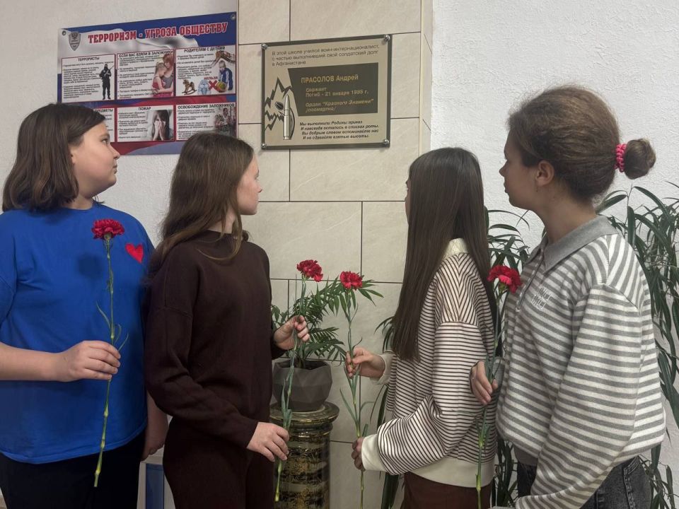 Сегодня в Старобельской средней школе №3 имени Е.В. Быковского почтили память настоящего героя — Прасолова Андрея Сергеевича Сегодня в Старобельской средней школе №3 имени Е.В. Быковского почтили память настоящего героя — Прасолова Андрея Сергеевича