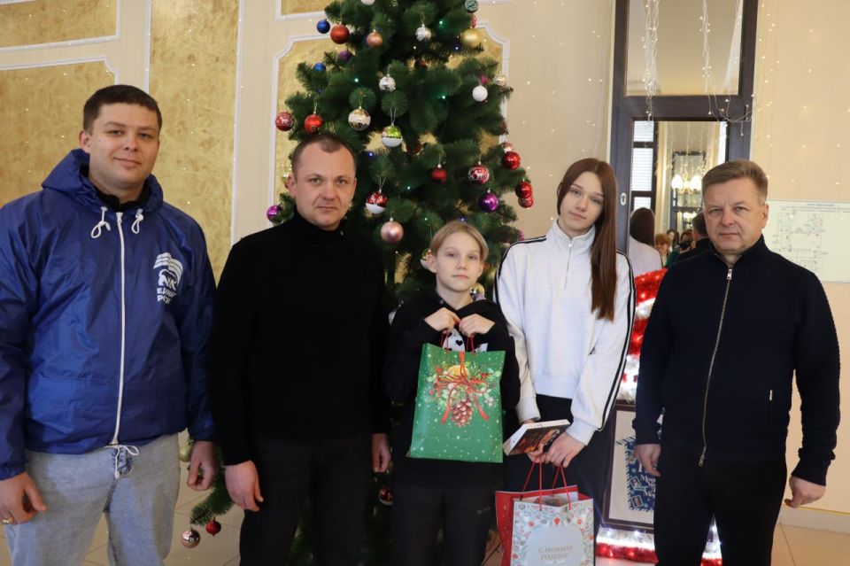 Новогодние чудеса продолжаются: замсекретаря местного отделения партии "ЕДИНАЯ РОССИЯ" Павел Дреев присоединился к акции "Ёлка желаний" Новогодние чудеса продолжаются: замсекретаря местного отделения партии "ЕДИНАЯ РОССИЯ" Павел Дреев присоединился к акции "Ёлка желаний"