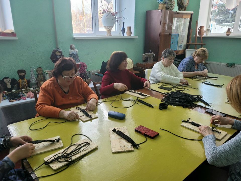В Кировском городском Дворце культуры состоялся мастер-класс по плетению «браслетов выживания» В Кировском городском Дворце культуры состоялся мастер-класс по плетению «браслетов выживания»