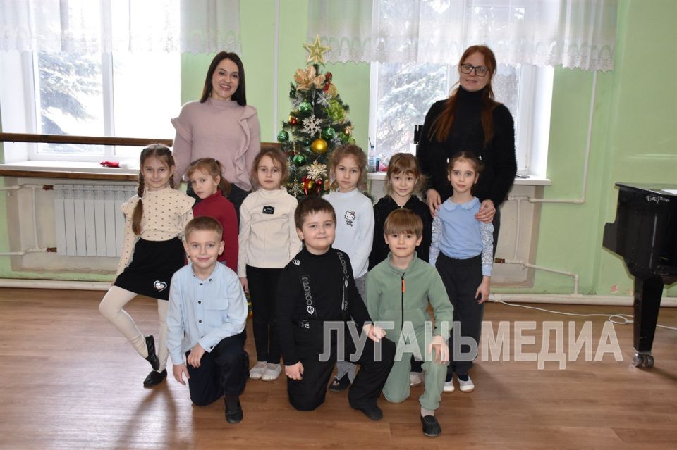 Учащиеся Детской школы искусств города Первомайска попрощались с новогодней елочкой Учащиеся Детской школы искусств города Первомайска попрощались с новогодней елочкой
