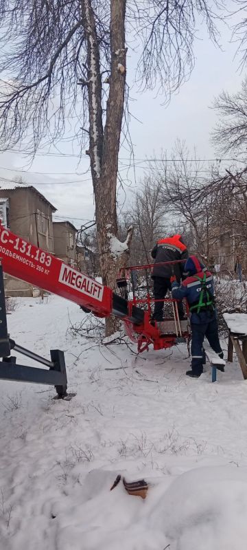 В рамках шефской помощи Краснодонскому муниципальному округу на территории ведет работу аварийная бригада АО «СУЭНКО» из Курганской области В рамках шефской помощи Краснодонскому муниципальному округу на территории ведет работу аварийная бригада АО «СУЭНКО» из Курганской области