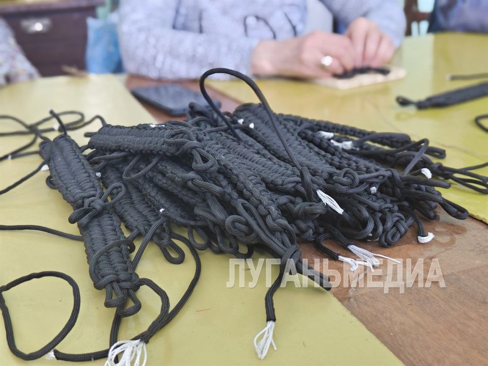 Очередную партию тактических браслетов для солдат СВО изготовили жители города Кировска Очередную партию тактических браслетов для солдат СВО изготовили жители города Кировска