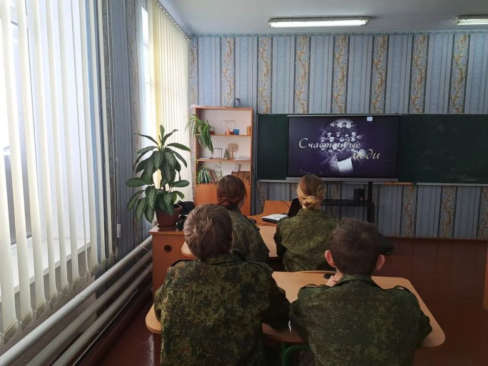 В рамках реализации концепции "Луганский характер" и проекта "Киноуроки в школах России" сегодня в Станично-Луганской средней школе имени Грекова П.М. для учащихся казачьего 8-А класса прошёл особый просмотр В рамках реализации концепции "Луганский характер" и проекта "Киноуроки в школах России" сегодня в Станично-Луганской средней школе имени Грекова П.М. для учащихся казачьего 8-А класса прошёл особый просмотр