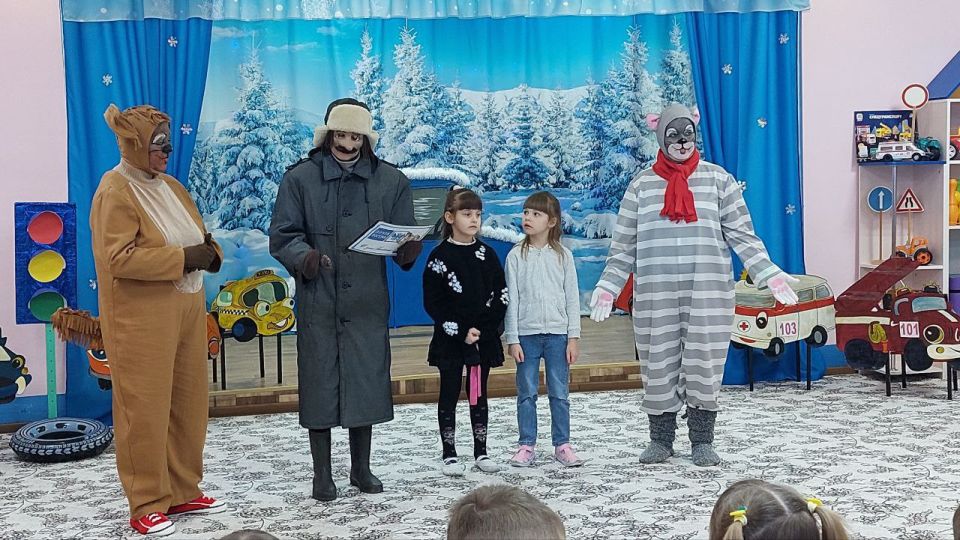 Педагоги ГБДОУ ЛНР «Беловодский ясли-сад №3 «Родничок» провели с детьми старшего дошкольного возраста развлечение "Дорожные приключения в Простоквашино" по обучению воспитанников правилам безопасного поведения на улице Педагоги ГБДОУ ЛНР «Беловодский ясли-сад №3 «Родничок» провели с детьми старшего дошкольного возраста развлечение "Дорожные приключения в Простоквашино" по обучению воспитанников правилам безопасного поведения на улице