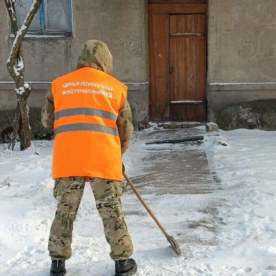 В рамках планового зимнего содержания придомовых территорий дворники Брянковского филиала НКО «Единый региональный фонд по управлению многоквартирными домами ЛНР» продолжают работу по расчистке снега и обеспечению... В рамках планового зимнего содержания придомовых территорий дворники Брянковского филиала НКО «Единый региональный фонд по управлению многоквартирными домами ЛНР» продолжают работу по расчистке снега и обеспечению...