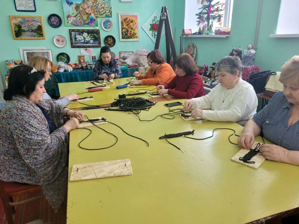 В Кировском городском Дворце культуры состоялся мастер-класс по плетению «браслетов выживания» В Кировском городском Дворце культуры состоялся мастер-класс по плетению «браслетов выживания»