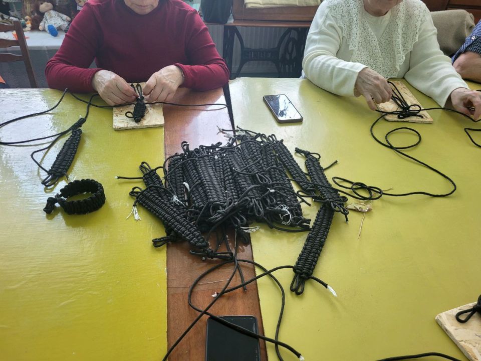 В Кировском городском Дворце культуры состоялся мастер-класс по плетению «браслетов выживания» В Кировском городском Дворце культуры состоялся мастер-класс по плетению «браслетов выживания»