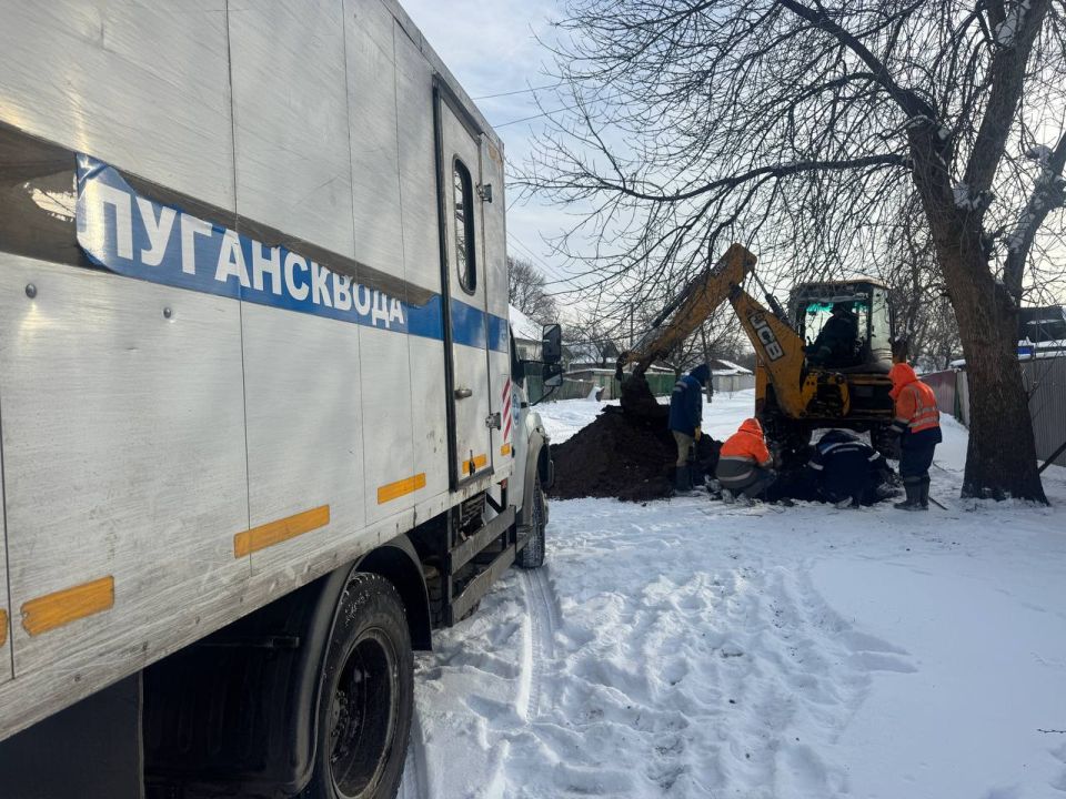21 января 2026 года в пгт Кленовый ремонтной бригадой Ровеньковского Департамента «Лугансквода» были проведены работы по устранению поломки водозаборной колонки по улице Мира и порыв водопровода по улице Карла Маркса 21 января 2026 года в пгт Кленовый ремонтной бригадой Ровеньковского Департамента «Лугансквода» были проведены работы по устранению поломки водозаборной колонки по улице Мира и порыв водопровода по улице Карла Маркса