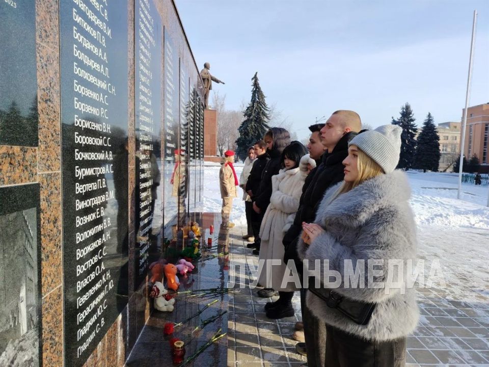 Стахановчане возложили цветы в 11-ю годовщину артобстрела города Стахановчане возложили цветы в 11-ю годовщину артобстрела города