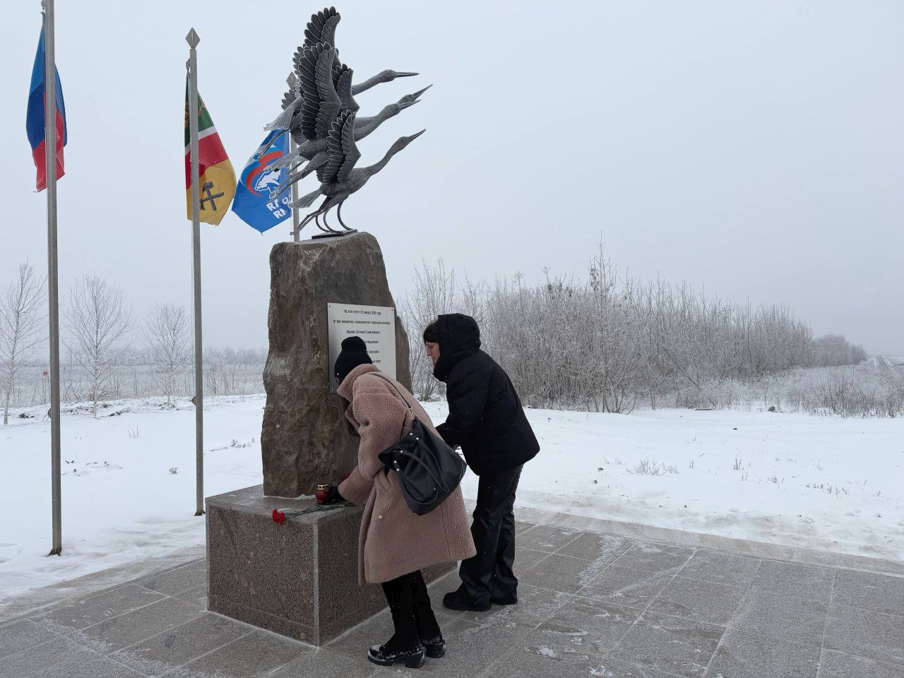Сергей Колягин: Вместе с депутатом Народного Совета ЛНР Андреем Губаревым, активистами Первомайского местного отделения Партии «Единая Россия», а также коллегами приняли участие в церемонии возложения цветов к памятному... Сергей Колягин: Вместе с депутатом Народного Совета ЛНР Андреем Губаревым, активистами Первомайского местного отделения Партии «Единая Россия», а также коллегами приняли участие в церемонии возложения цветов к памятному...
