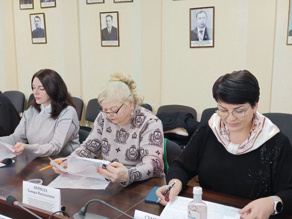 Сегодня в Администрации городского округа город Ровеньки состоялось очередное заседание городской комиссии по делам несовершеннолетних и защите их прав Сегодня в Администрации городского округа город Ровеньки состоялось очередное заседание городской комиссии по делам несовершеннолетних и защите их прав