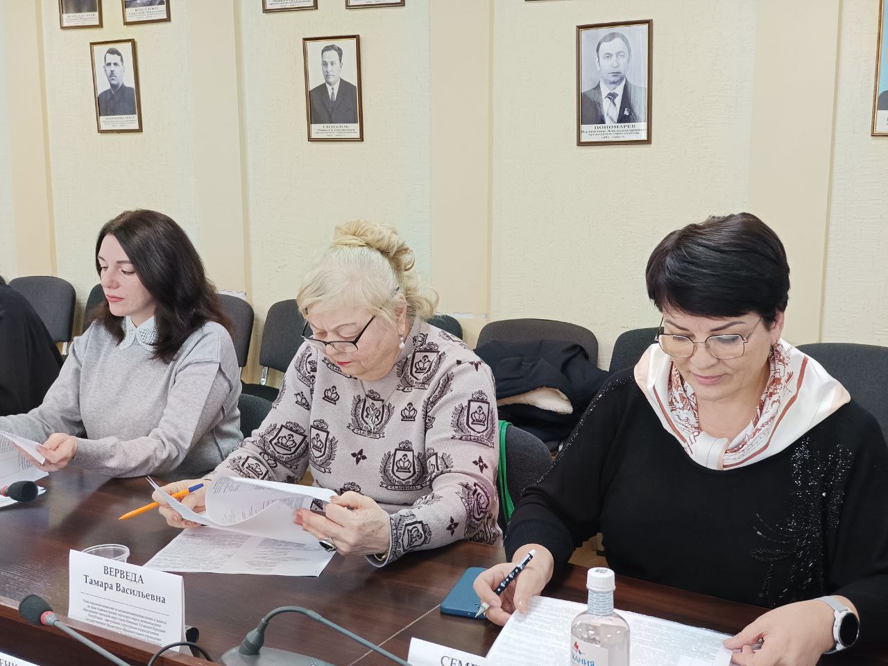 Сегодня в Администрации городского округа город Ровеньки состоялось очередное заседание городской комиссии по делам несовершеннолетних и защите их прав Сегодня в Администрации городского округа город Ровеньки состоялось очередное заседание городской комиссии по делам несовершеннолетних и защите их прав