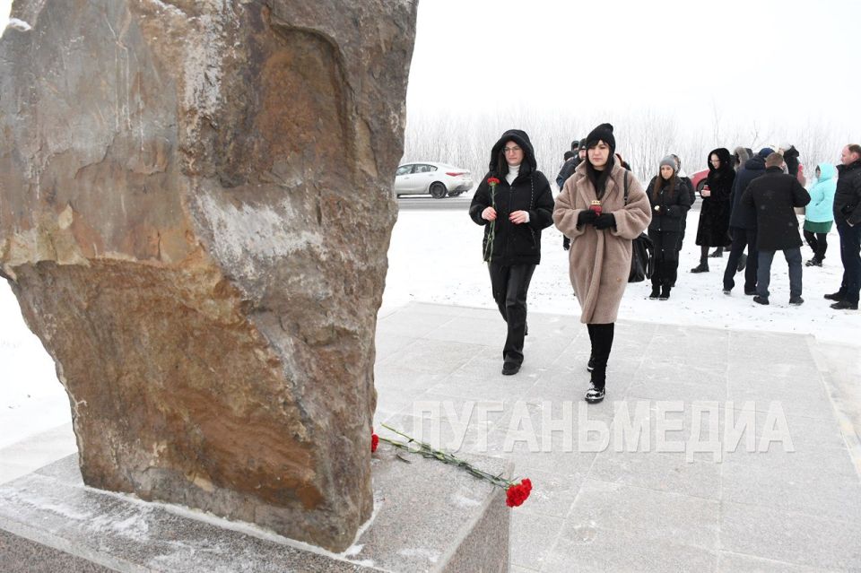 В Первомайске состоялась церемония возложения цветов к памятному знаку «Журавли» В Первомайске состоялась церемония возложения цветов к памятному знаку «Журавли»