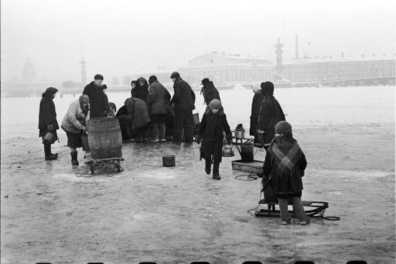 БЛОКАДНЫЙ ХЛЕБ. В пункте временного размещения г.Рубежное сотрудники городского Дворца культуры провели акцию «Блокадный хлеб» в память о жителях Ленинграда и их героизме во время Великой Отечественной войны БЛОКАДНЫЙ ХЛЕБ. В пункте временного размещения г.Рубежное сотрудники городского Дворца культуры провели акцию «Блокадный хлеб» в память о жителях Ленинграда и их героизме во время Великой Отечественной войны