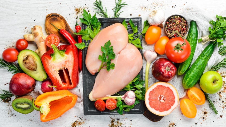 Низкокалорийные продукты. К низкокалорийным (диетическим) продуктам относятся продукты с энергетической ценностью до 100 ккал на 100 г. Они могут быть в разных группах: овощи, фрукты, мясо или молочные продукты