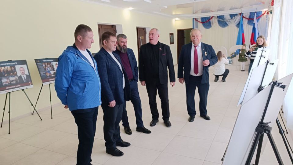 В Меловом и Беловодске в 83-ю годовщину освобождения побывала передвижная выставка «Герои и подвиги: мои земляки – Герои России» В Меловом и Беловодске в 83-ю годовщину освобождения побывала передвижная выставка «Герои и подвиги: мои земляки – Герои России»
