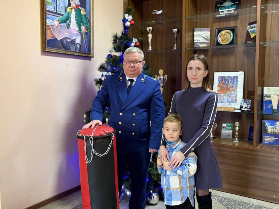 Прокурор города Красный Луч принял принял участие в акции «Елка Желаний»