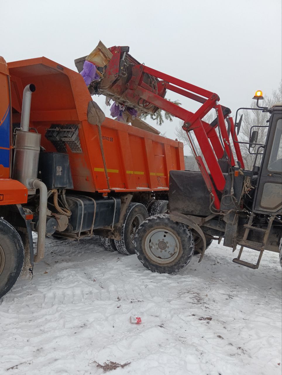 Работы по вывозу мусора с территории площадок ТКО и благоустройству продолжаются Работы по вывозу мусора с территории площадок ТКО и благоустройству продолжаются