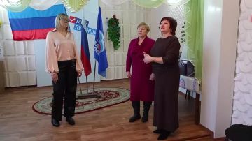 Активисты Дубовского первичного отделения партии «Единая Россия» поздравили с Днем Рождения Людмилу Асташову – маму погибшего участника спецоперации