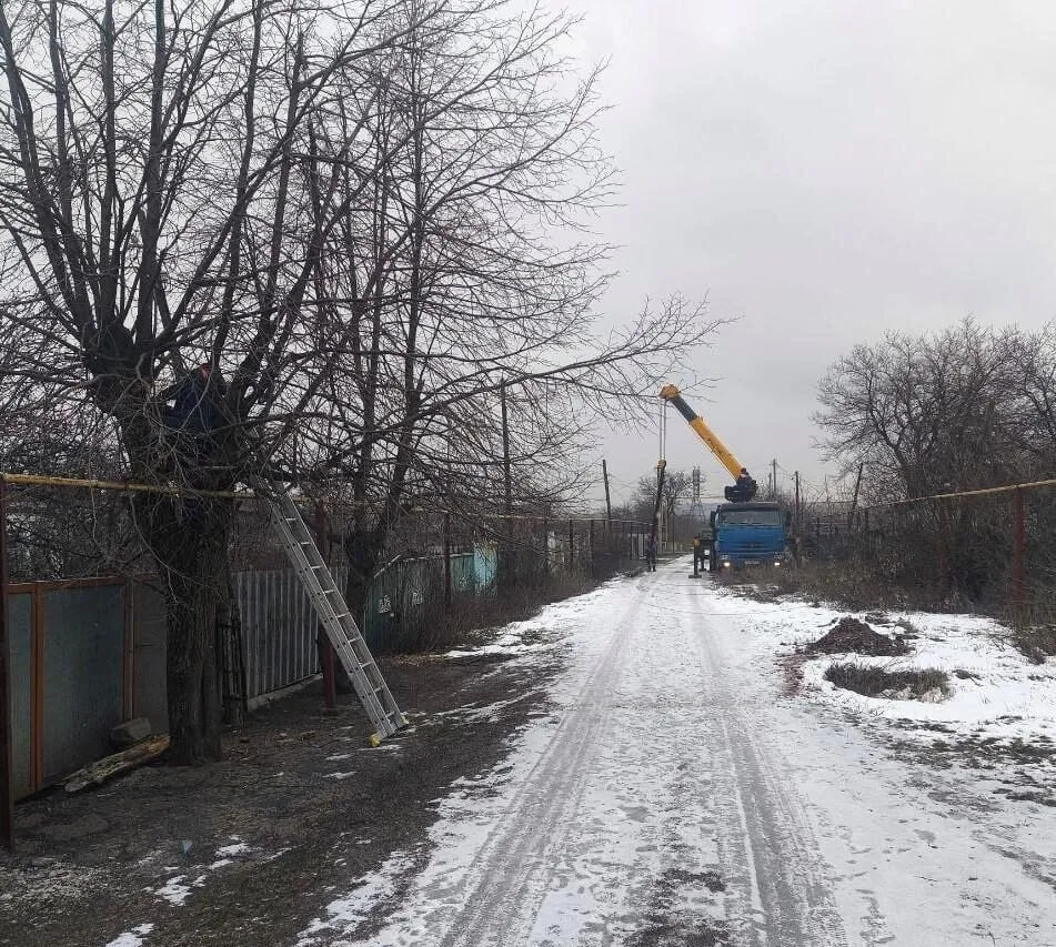 Оренбургские электрики модернизируют сети Перевальского округа