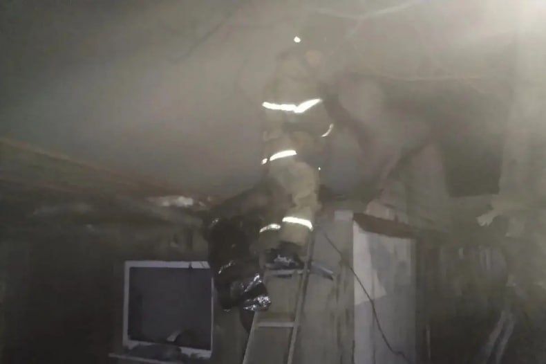 Спасатели МЧС России отстояли 2 жилых дома от огня на пожаре в пгт Комсомольский Спасатели МЧС России отстояли 2 жилых дома от огня на пожаре в пгт Комсомольский