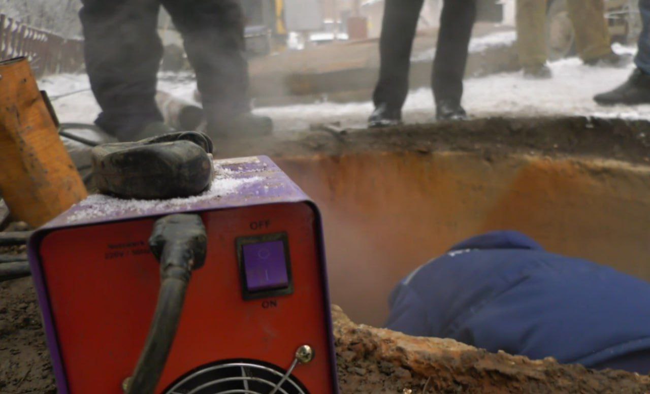 В Алчевске над устранением неполадок систем теплоснабжения задействованы более 10 аварийных бригад коммунальщиков В Алчевске над устранением неполадок систем теплоснабжения задействованы более 10 аварийных бригад коммунальщиков