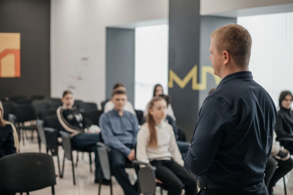 111111 Правоохранитель республиканского МВД рассказал луганским школьникам об опасностях терроризма и экстремизма 111111 Правоохранитель республиканского МВД рассказал луганским школьникам об опасностях терроризма и экстремизма