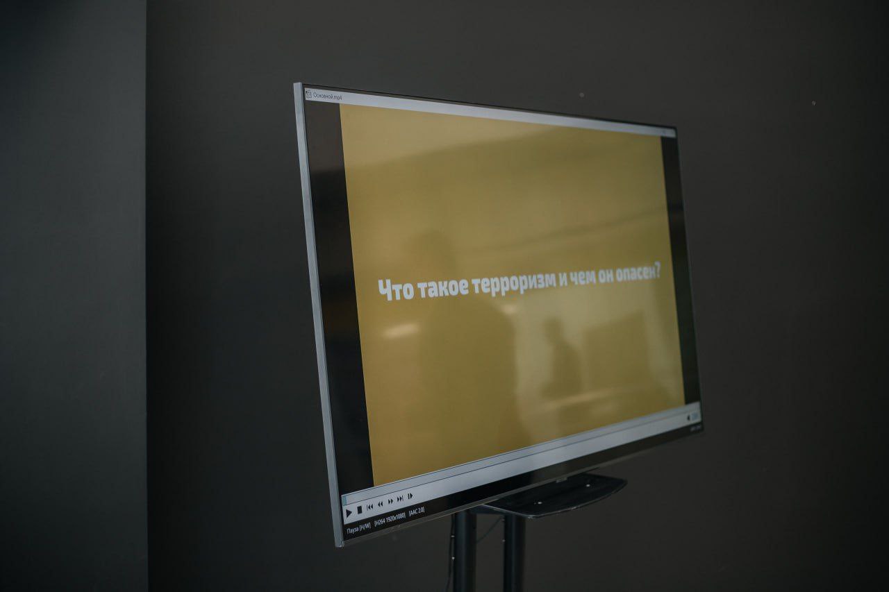 111111 Правоохранитель республиканского МВД рассказал луганским школьникам об опасностях терроризма и экстремизма 111111 Правоохранитель республиканского МВД рассказал луганским школьникам об опасностях терроризма и экстремизма