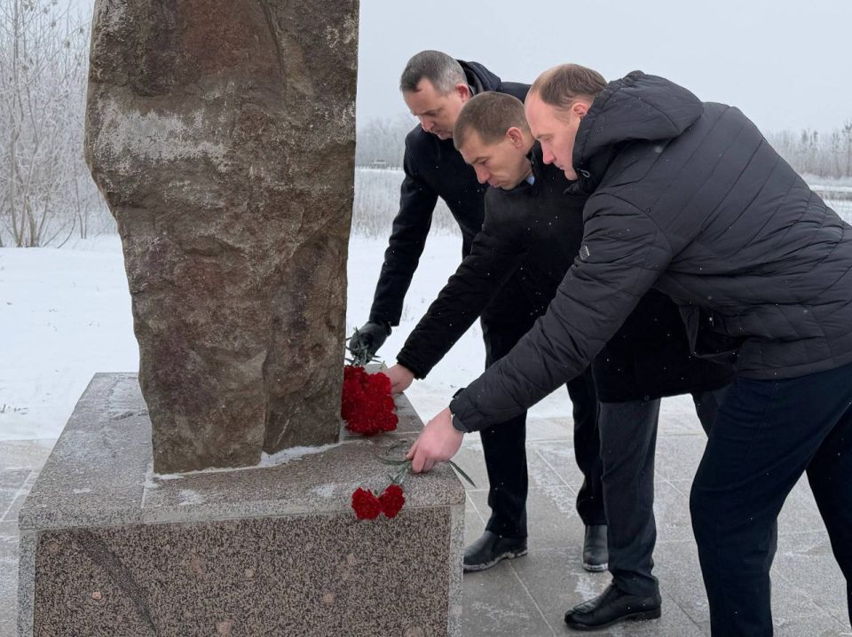 Андрей Губарев: Совместно с Сергеем Колягиным, Секретарем Первомайского местного отделения партии «Единая Россия», активистами Первомайского местного отделения и коллегами, приняли участие в церемонии возложения цветов к... Андрей Губарев: Совместно с Сергеем Колягиным, Секретарем Первомайского местного отделения партии «Единая Россия», активистами Первомайского местного отделения и коллегами, приняли участие в церемонии возложения цветов к...