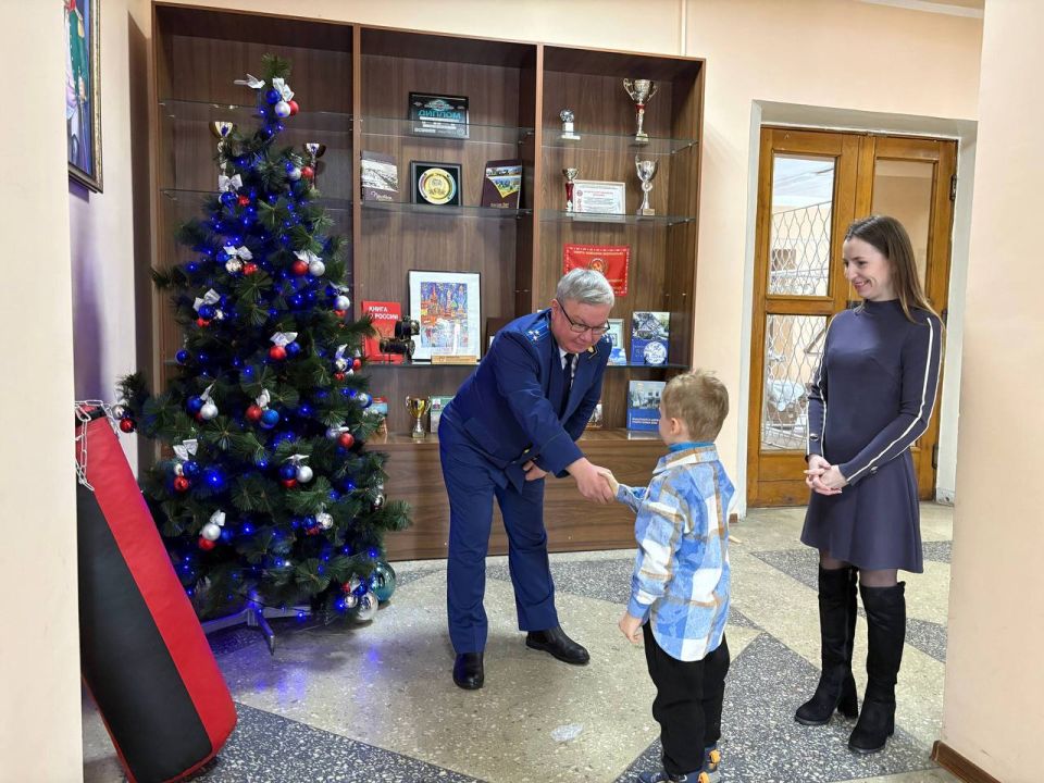 Прокурор города Красный Луч принял принял участие в акции «Елка Желаний» Прокурор города Красный Луч принял принял участие в акции «Елка Желаний»